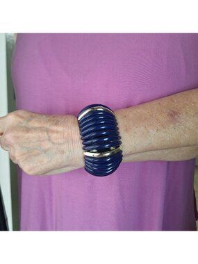 VINTAGE TWO-TONE LUCITE NAVY BLUE AND GOLD TONE STRETCH BANGLE STYLE BRACELET